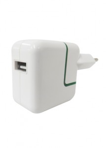 Adpatador e Conector de tomada e cabo USB, na cor Branco e Verde com entradas para USB