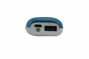 Power Bank com visor e LED na cor Branco e Azul com entrada para USB.