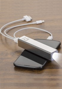 PowerBank de metal com lanterna, boto de ligar e desligar, 1 entrada USB e MicroUSB.