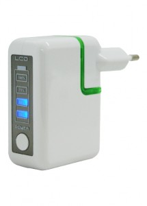 Power Bank com visor e conector de tomada, na cor Branco e Verde com entradas para LED e USB.