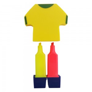 CANETA MARCA TEXZTO EM FORMATO DE UNIFORME DE JOGADOR DE FUTEBOL, NAS CORES VERDE, AMARELO E AZUL, COM MARCA TEXTO ROSA E AMARELO