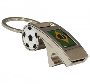 Chaveiro de metal com apito e abridor, com a bandeira do Brasil e desenho no formato de bola de futebol.